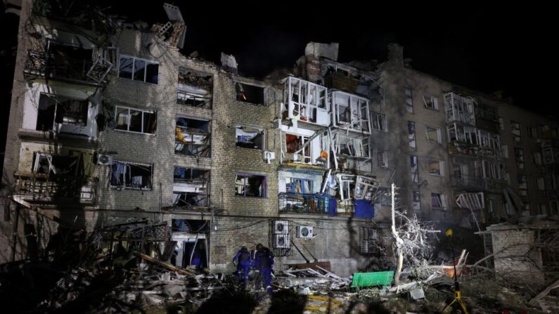 Des sauveteurs travaillent près d'un bâtiment résidentiel endommagé par des tirs de missiles russes à Pokrovsk dans la région de Donetsk, dans le cadre de l'invasion russe de l'Ukraine. (Photo ANATOLII STEPANOV/AFP via Getty Images)