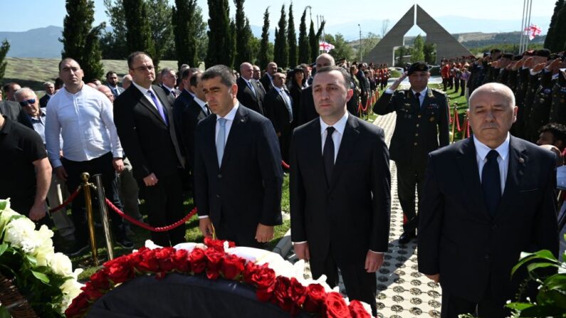 Le Premier ministre géorgien Irakli Garibashvili (au c à dt.) assiste à une cérémonie au cimetière commémoratif de Tbilissi, le 8 août 2023, alors que les Géorgiens célèbrent le 15e anniversaire de la guerre de 2008 avec la Russie pour le contrôle de l'Ossétie du Sud. (Photo VANO SHLAMOV/AFP via Getty Images)