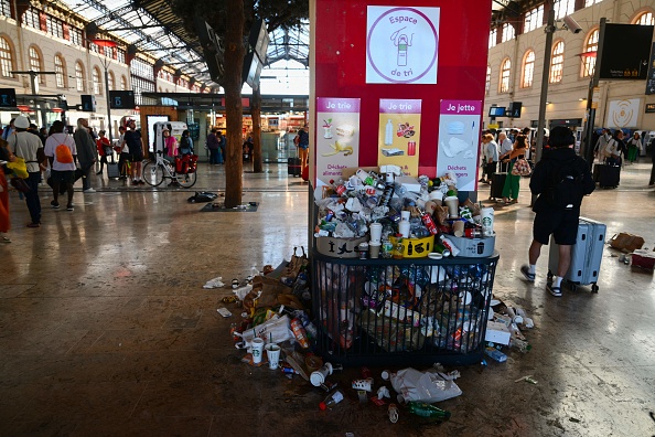 Des poubelles pleines à la gare de Marseille Saint-Charles, à Marseille, le 8 août 2023. (Photo CHRISTOPHE SIMON/AFP via Getty Images)