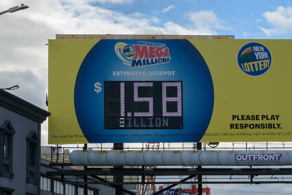 Un panneau d'affichage électronique indique que le jackpot de la loterie Mega Millions s'élève à 1,58 milliard de dollars, à New York, le 8 août 2023. (Photo ANGELA WEISS/AFP via Getty Images)