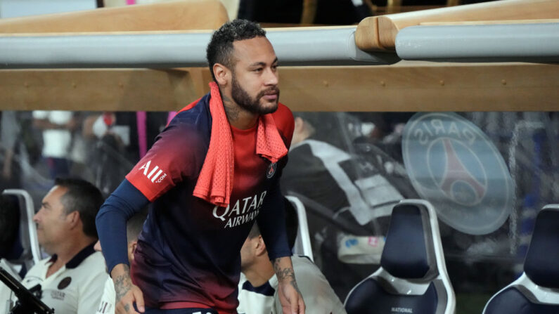 Neymar du Paris Saint-Germain regarde le match amical de pré-saison entre le Paris Saint-Germain et le FC Internazionale le 1er août 2023 à Tokyo, au Japon. (Photo Koji Watanabe/Getty Images)