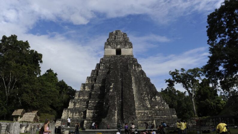 Le temple maya « Gran Jaguar » sur le site archéologique de Tikal au Guatemala, le 19 décembre 2012. (Photo JOHAN ORDONEZ/AFP via Getty Images)