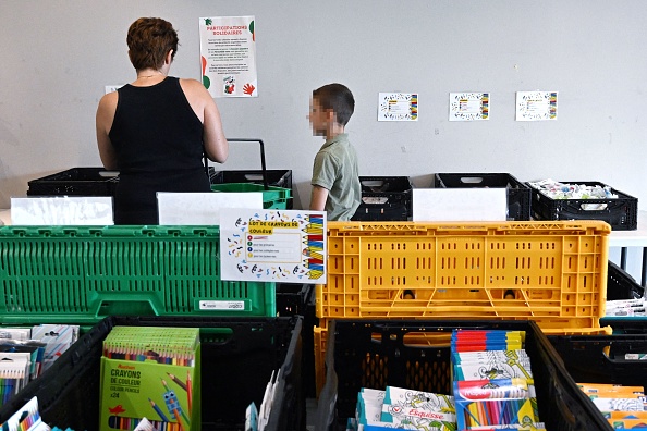 Une distribution caritative de fournitures scolaires, à Strasbourg, le 11 août 2023. (Photo PATRICK HERTZOG/AFP via Getty Images)