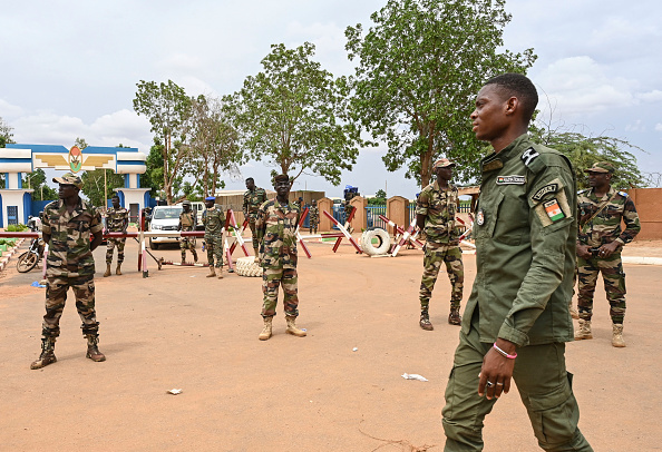 Des soldats nigériens à Niamey le 11 août 2023. (Photo AFP via Getty Images)