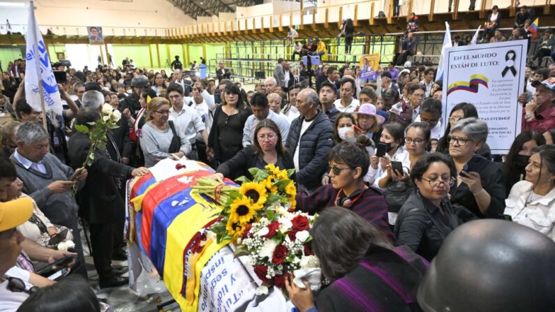 L'Équateur a déclaré l'état d'urgence jeudi et a demandé au FBI de l'aider à enquêter sur l'assassinat de Fernando Villavicencio, un des favoris de la présidentielle. 
(Photo RODRIGO BUENDIA/AFP via Getty Images)