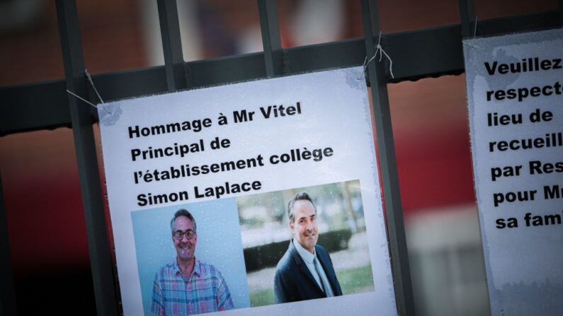 Des portraits du principal du collège Pierre Simon De Laplace sont affichés sur les grilles de l'école de Lisieux, après qu'il a été retrouvé mort dans des circonstances suspectes le 11 août 2023 au matin dans son école. (Photo LOU BENOIST/AFP via Getty Images)
