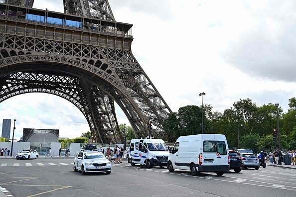 Des CRS sécurisent la zone dans le centre de Paris le 12 août 2023. (Photo MIGUEL MEDINA/AFP via Getty Images)