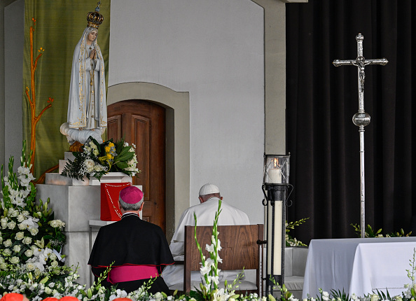 Le pape François prie face à la figure de Notre-Dame de Fatima dans la chapelle des apparitions du sanctuaire de Fatima (Portugal), le 05 août 2023. (Horacio Villalobos/Getty Images)