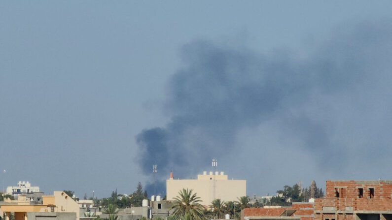 Des fumées produites lors des affrontements entre les groupes armés à Tripoli en Libye, le 15 août 2023. (Photo MAHMUD TURKIA/AFP via Getty Images)