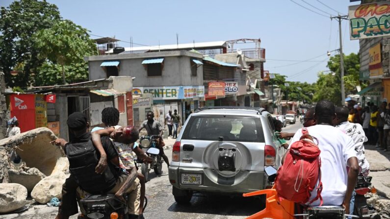 Un homme blessé lors de violences entre gangs à Port-au-Prince, est transporté sur une moto vers un hôpital, Haïti le 15 août 2023. (Photo RICHARD PIERRIN/AFP via Getty Images)