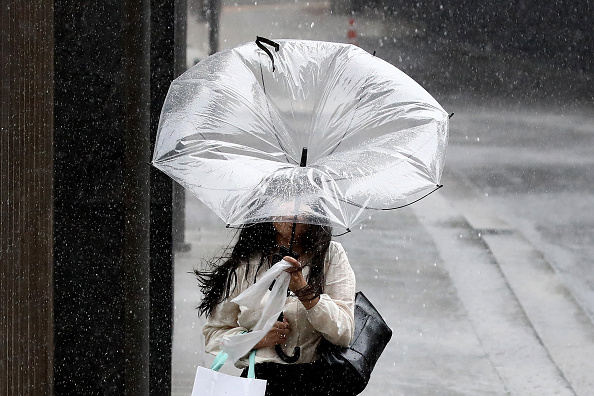 Une femme marche sous la pluie provoquée par le cyclone Khanun le 10 août 2023 à Séoul, Corée du Sud. (Photo Chung Sung-Jun/Getty Images)