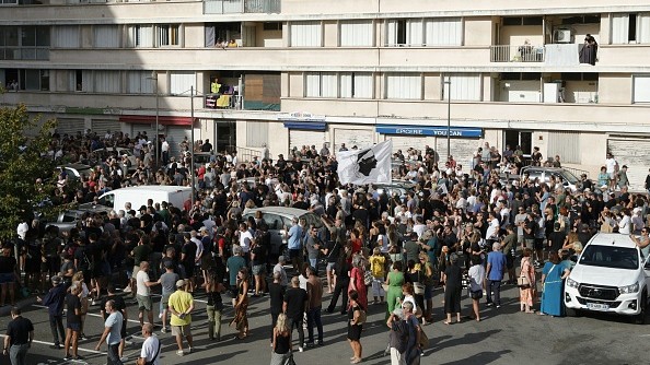 Des centaines de personnes se rassemblent pour protester contre les trafiquants de drogue, le 17 août 2023, à Ajaccio en Corse. (Photo par PASCAL POCHARD-CASABIANCA / AFP via Getty Images)
