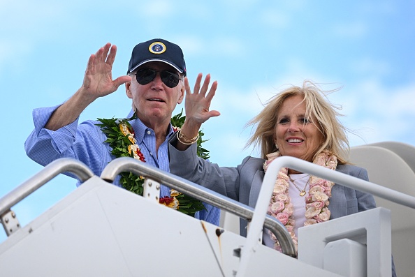Le Président américain Joe Biden et la Première dame américaine Jill Biden portent des «leis» hawaïens, le 21 août 2023. (Photo MANDEL NGAN/AFP via Getty Images)