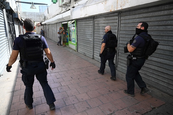 Des policiers patrouillent dans le quartier populaire de Pissevin à Nîmes, le 22 août 2023, après la mort d'un enfant de 10 ans dans une fusillade. (Photo NICOLAS TUCAT/AFP via Getty Images)