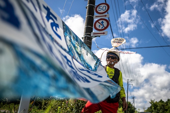 Des manifestants tiennent une banderole sur laquelle on peut lire "Pas de déversement d'eau radioactive dans l'océan" lors d'un rassemblement à l'intersection d'Okuma-machi, à environ 3 km de la centrale nucléaire accidentée de Fukushima Daiichi, le 24 août 2023. (Photo PHILIP FONG/AFP via Getty Images)