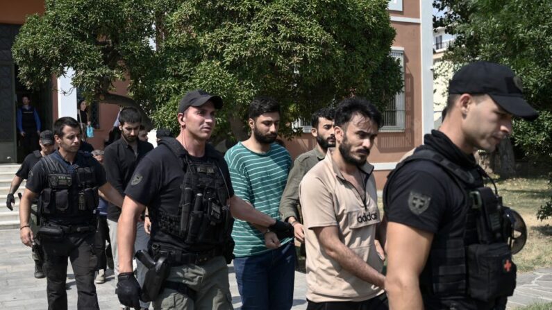 Un groupe de 13 migrants pakistanais et syriens sont accusés d'entrée illégale et de tentative d'incendie. (Photo SAKIS MITROLIDIS/AFP via Getty Images)