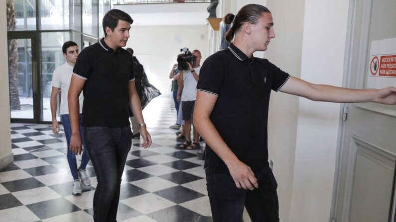 Des accusés et supporters du club de football français de Ligue 1 Ajaccio AC entrent au tribunal avant leur procès pour agression d'un enfant et de son père à Ajaccio, en Corse, le 25 août 2023. (Photo PASCAL POCHARD-CASABIANCA/AFP via Getty Images)