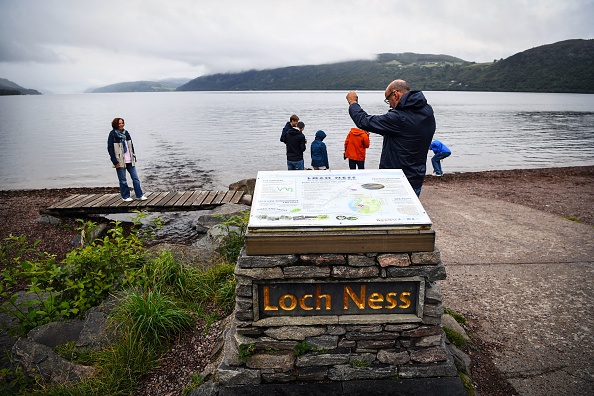 Plage de Dores Beach sur le Loch Ness en Écosse, le 27 août 2023. (ANDY BUCHANAN/AFP via Getty Images)