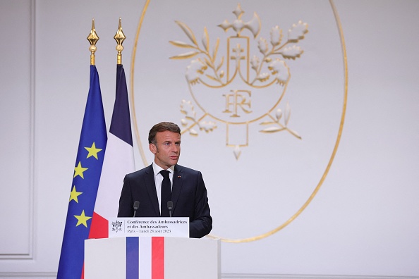 Le Président Emmanuel Macron à la conférence des ambassadeurs au palais de l'Élysée à Paris, le 28 août 2023. (Photo TERESA SUAREZ/POOL/AFP via Getty Images)