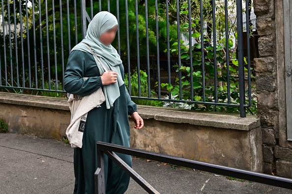 Une photographie prise le 28 août 2023 montre une femme portant une abaya marchant dans les rues de Paris.  ( MIGUEL MEDINA/AFP via Getty Images)