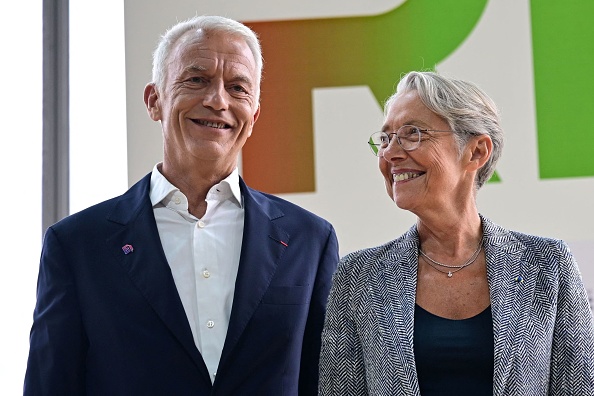Le président du MEDEF Patrick Martin et la Première ministre Élisabeth Borne lors d'une rencontre des Entrepreneurs de France (REF), à Paris, le 28 août 2023. (Photo EMMANUEL DUNAND/AFP via Getty Images)