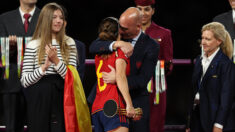 Le président de la Fédération espagnole de football critiqué pour avoir embrassé l’attaquante Jenni Hermoso sur la bouche