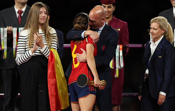 Luis Rubiales, président de la Fédération espagnole de football, félicite Aitana Bonmati, le 20 août 2023, à Sydney. (Photo Catherine Ivill/Getty Images)