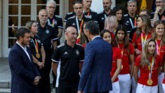 Baiser forcé à une joueuse lors du mondial de foot: le Premier ministre espagnol réagit et accroît la pression sur son auteur