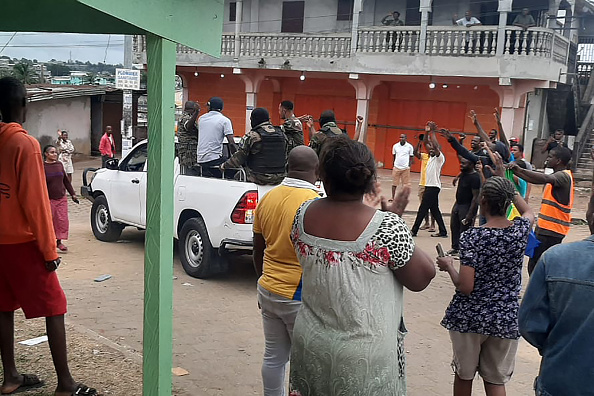Des habitants applaudissent des membres des forces de sécurité dans le quartier Plein Ciel de Libreville, le 30 août 2023. (Photo AFP via Getty Images)