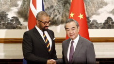 En visite en Chine, le chef de la diplomatie britannique parle des «problème de droits humains» avec les responsables politiques
