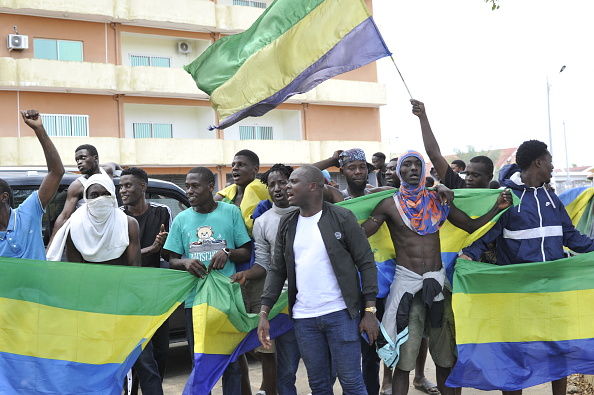 Des habitants brandissant des drapeaux gabonais à Libreville, le 30 août 2023. (Photo AFP via Getty Images)