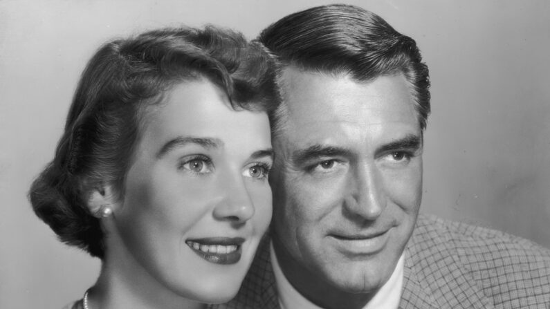 vers 1955 : L'acteur britannique Cary Grant (1904 - 1986) et son épouse, l'actrice française Betsy Drake. (Photo par Hulton Archive/Getty Images)