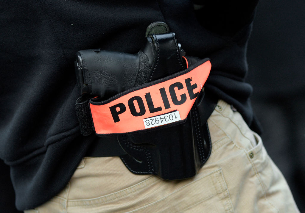 Refus d'obtempérer: un chauffard fonce sur des policiers, qui ripostent en ouvrant le feu à La Courneuve