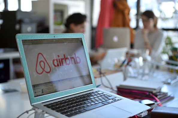 Les bureaux d'Airbnb à Paris en 2015. (MARTIN BUREAU/AFP via Getty Images)