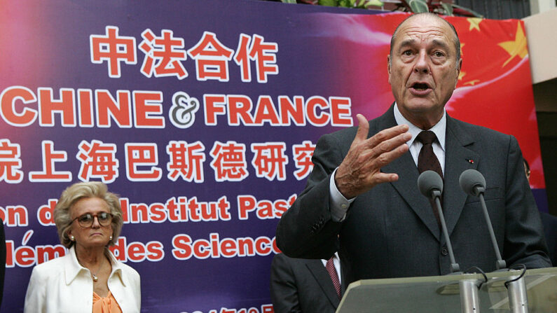 Le président Jacques Chirac prononce un discours à côté de son épouse Bernadette lors de l'inauguration de l'institut Pasteur à Shanghai, le 11 octobre 2004. (Photo  PATRICK KOVARIK/AFP via Getty Images)