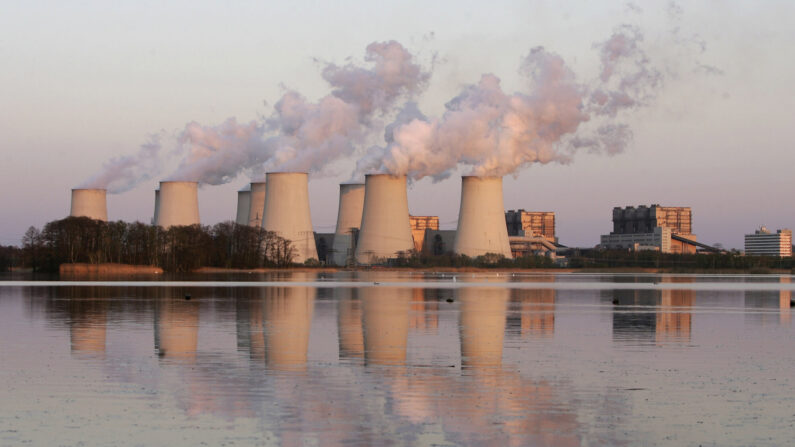 Panaches d'échappement des tours de refroidissement de la centrale électrique au lignite de Jaenschwalde, qui appartient à Vatenfall, le 12 avril 2007 à Jaenschwalde, en Allemagne. L'Allemagne prévoit la construction de 40 nouvelles centrales électriques au charbon, qui selon les autorités sont basées sur une technologie augmentant radicalement leur efficacité. La centrale de Jaenschwalde, construite par l'ancien gouvernement est-allemand dans les années 1980, émet 25 millions de tonnes de CO2 par an et figure parmi les plus gros producteurs d'émissions de CO2 en Europe. (Photo Sean Gallup/Getty Images)