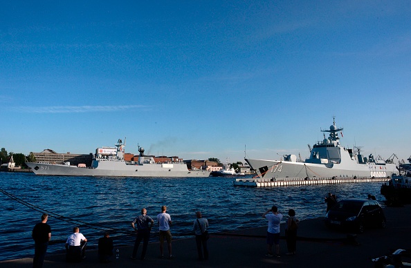 Une photo prise le 27 juillet 2017 montre le destroyer lance-missiles chinois à quai à Saint-Pétersbourg. Illustration. (Photo OLGA MALTSEVA/AFP via Getty Images)