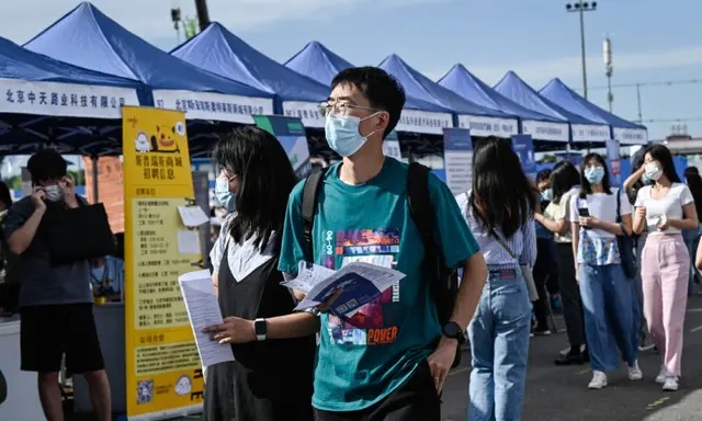 Des jeunes participent à un salon de l'emploi à Pékin, le 26 août 2022. En raison du ralentissement de l'économie chinoise, des millions de jeunes se livrent à une concurrence féroce pour un nombre toujours plus restreint d'emplois et sont confrontés à un avenir de plus en plus incertain. (Jade Gao/AFP via Getty Images)