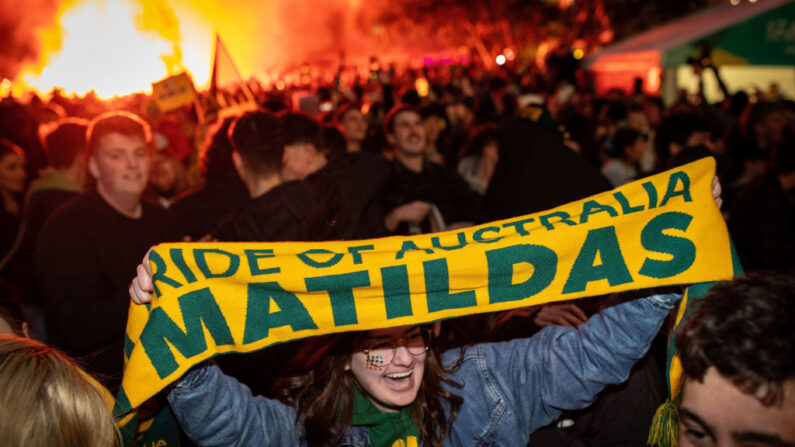 MELBOURNE, AUSTRALIE : Les fans à Federation Square réagissent après les buts de l'Australie en regardant le match des Matildas en demi-finale de la Coupe du Monde de la FIFA, le 16 août 2023 à Melbourne, Australie. (Photo by Darrian Traynor/Getty Images)