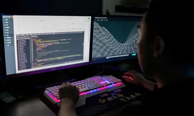 Un membre d'un groupe de pirates informatiques utilise un site web pour surveiller les cyberattaques sur son ordinateur dans un bureau à Dongguan, province chinoise du Guangdong (sud), le 4 août 2020. (Nicolas Asfouri/AFP via Getty Images)