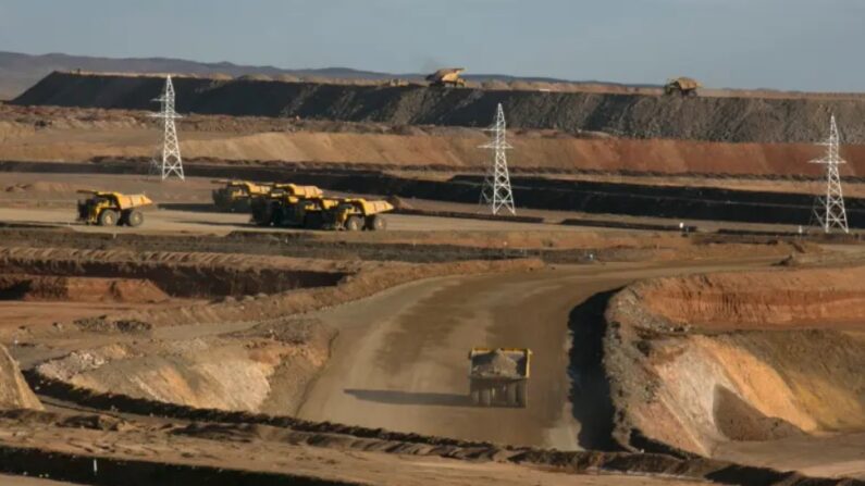 Des camions transportent des tonnes de minerai dans la zone d'exploitation à ciel ouvert de la mine d'Oyu Tolgoi dans le sud du désert de Gobi, dans la région de Khanbogd, en Mongolie, le 11 octobre 2012. (Paula Bronstein/Getty Images)