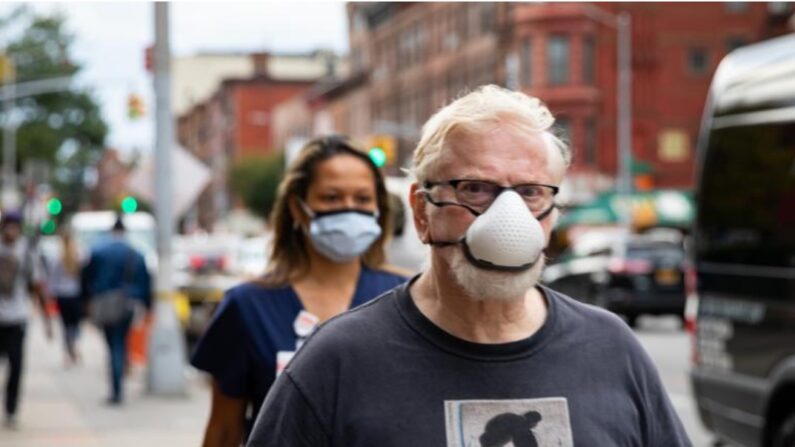 Des personnes portant des masques de protection marchent dans la rue à Brooklyn, New York, le 7 octobre 2020. (Chung I Ho/Epoch Times)