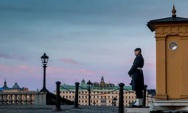 Un soldat monte la garde devant la cour vide d'un château dans le centre de Stockholm, destination touristique très prisée, le 1er mars 2021. (Jonas Gratzer/Getty Images)