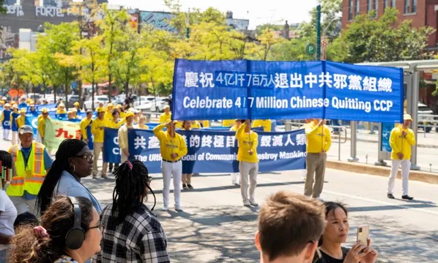 Des centaines de pratiquants du Falun Gong défilent dans le centre de Toronto le 19 août 2023, pour célébrer le départ de 417 millions de Chinois du Parti communiste chinois et de ses organisations affiliées. (Evan Ning/Epoch Times)
