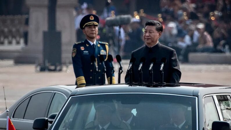 Le dirigeant du Parti communiste chinois Xi Jinping roule dans une voiture Hong Qi après avoir inspecté les troupes lors d'un défilé pour célébrer le 70e anniversaire de la fondation de la République populaire de Chine de 1949 sur la place Tiananmen, le 1er octobre 2019, à Pékin. (Kevin Frayer/Getty Images)