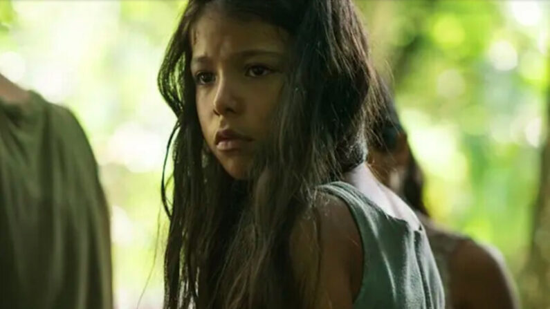Rocio (Cristal Aparicio), une jeune fille vendue comme esclave sexuelle à un tyran rebelle dans la jungle colombienne dans "Sound of Freedom". (Angel Studios)