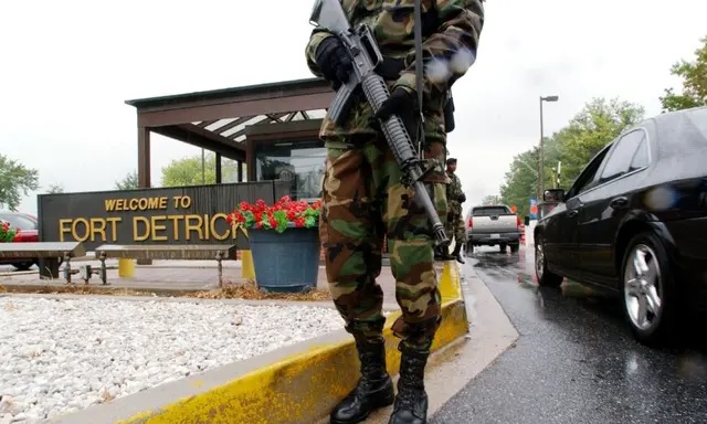 Des militaires montent la garde devant l'Institut de recherche médicale de l'armée américaine sur les maladies infectieuses à Fort Detrick, le 26 septembre 2002. (Olivier Douliery/AFP via Getty Images)