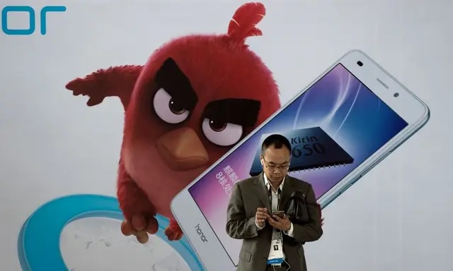 Un homme utilise son smartphone lors de la Conférence mondiale sur l'Internet mobile (GMIC) au Centre national des congrès de Pékin, le 28 avril 2016. (Nicolas Asfouri/AFP/Getty Images)