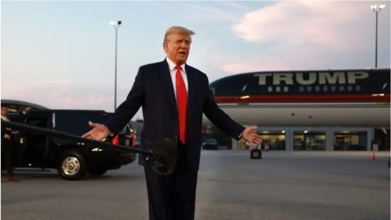 L'ancien président Donald Trump s'adresse aux médias à l'aéroport international Hartsfield-Jackson d'Atlanta après avoir été incarcéré à la prison du comté de Fulton à Atlanta, le 24 août 2023. (Joe Raedle/Getty Images)