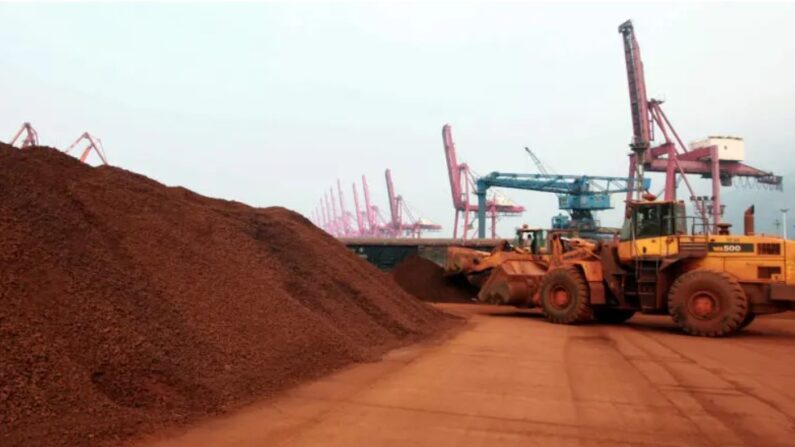 Une chargeuse déplace de la terre contenant des minéraux de terres rares dans un port de Lianyungang, dans la province chinoise de Jiangsu, en vue de son exportation vers le Japon. (STR/AFP via Getty Images)